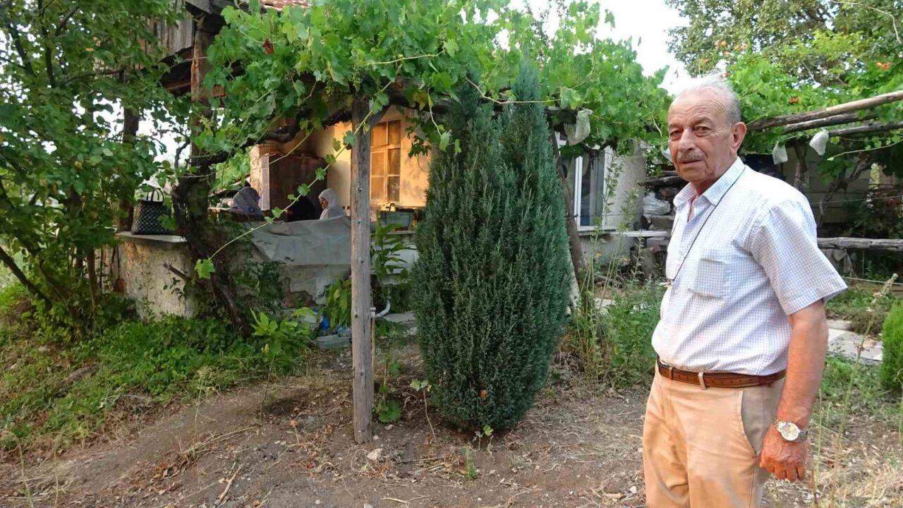 Kütahya’nın Tavşanlı ilçesine 7 kilometre uzaklıktaki Devekayası köyünde bahçesi bulunan