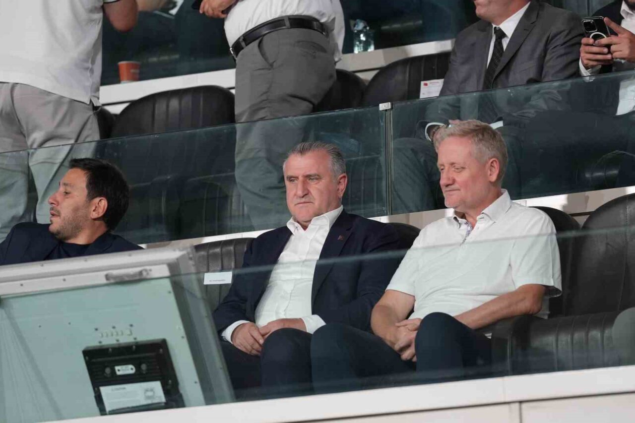 Gençlik ve Spor Bakanı Osman Aşkın Bak, Başakşehir’in UEFA Konferans