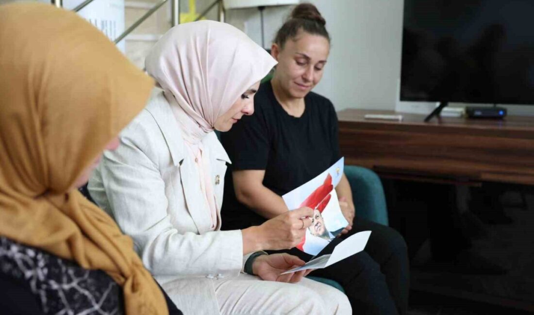 Bakan Göktaş, Cumhurbaşkanı Erdoğan’ın “Terörsüz Türkiye” mektubunu Yalova’da şehit ailesine ulaştırdı Aile ve Sosyal Hizmetler Bakanı Mahinur Özdemir Göktaş, Cumhurbaşkanı Recep