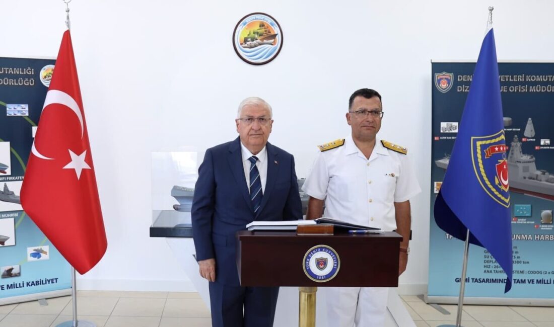 Milli Savunma Bakanı Yaşar Güler ve beraberindeki heyet, İstanbul Tersanesi