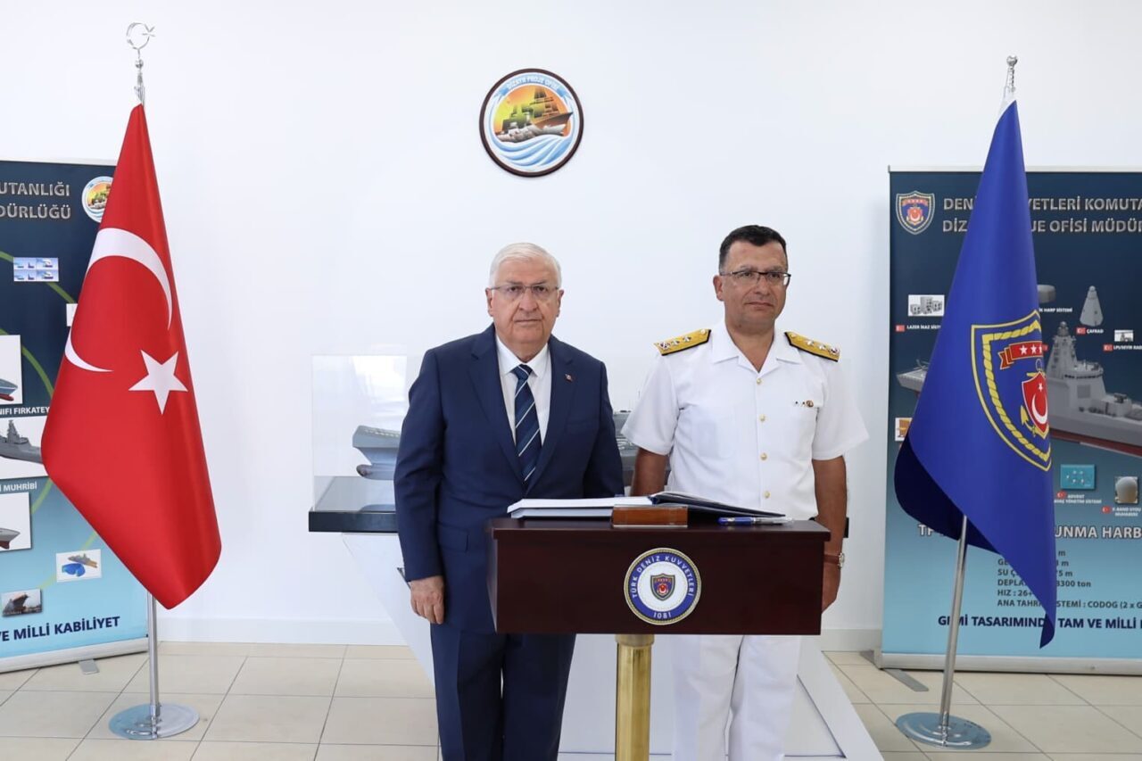 Milli Savunma Bakanı Yaşar Güler ve beraberindeki heyet, İstanbul Tersanesi