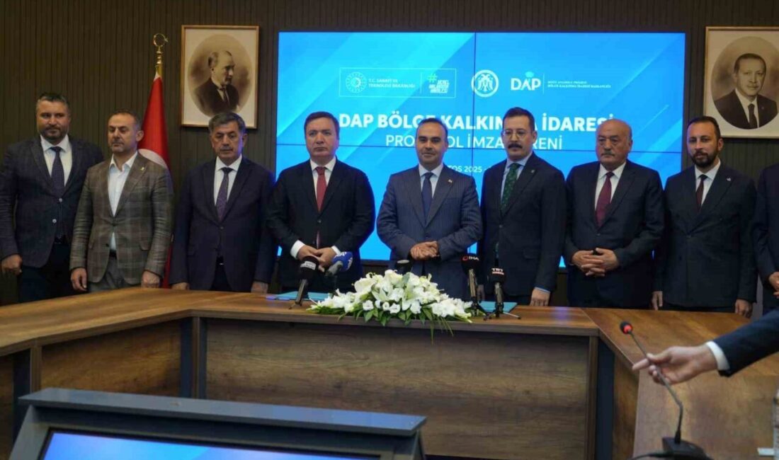 Sanayi ve Teknoloji Bakanı Mehmet Fatih Kacır, Erzincan Valiliğinde düzenlenen