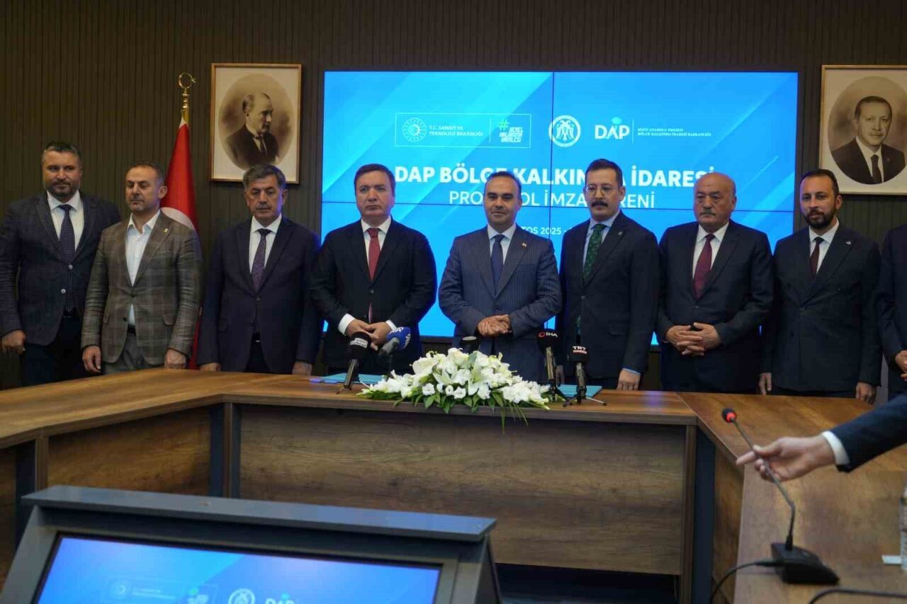 Sanayi ve Teknoloji Bakanı Mehmet Fatih Kacır, Erzincan Valiliğinde düzenlenen