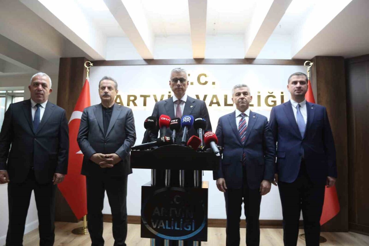 Sağlık Bakanı Kemal Memişoğlu, Artvin’de yaptığı açıklamada kent merkezine 400
