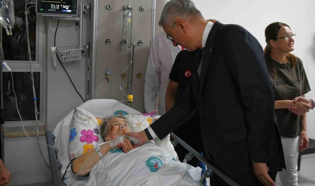 Bakan Memişoğlu Balıkesir’de meydana gelen depremde yaralananları ziyaret etti Sağlık Bakanı Kemal Memişoğlu, Balıkesir’de meydana gelen depremde yaralanan vatandaşları