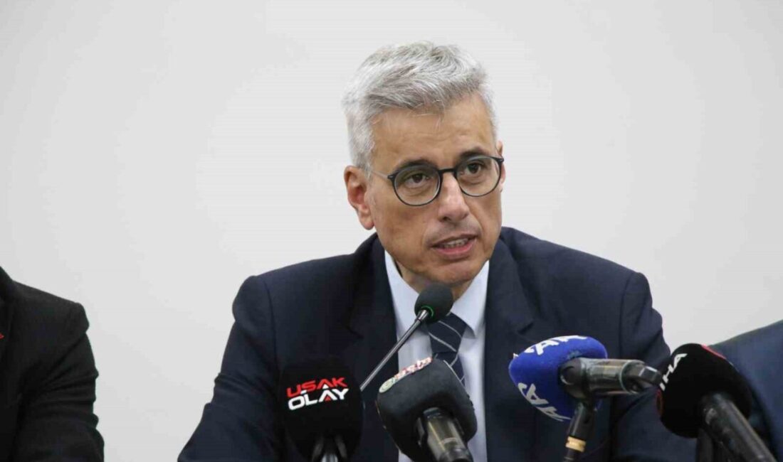 Sağlık Bakanı Kemal Memişoğlu, Uşak Valiliği ve İsmetpaşa Caddesi esnaf