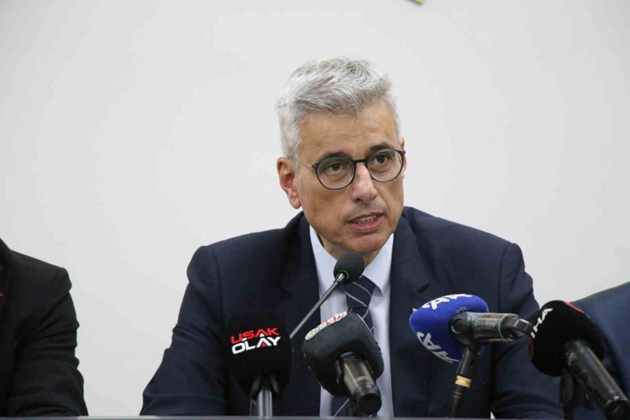 Sağlık Bakanı Kemal Memişoğlu, Uşak Valiliği ve İsmetpaşa Caddesi esnaf