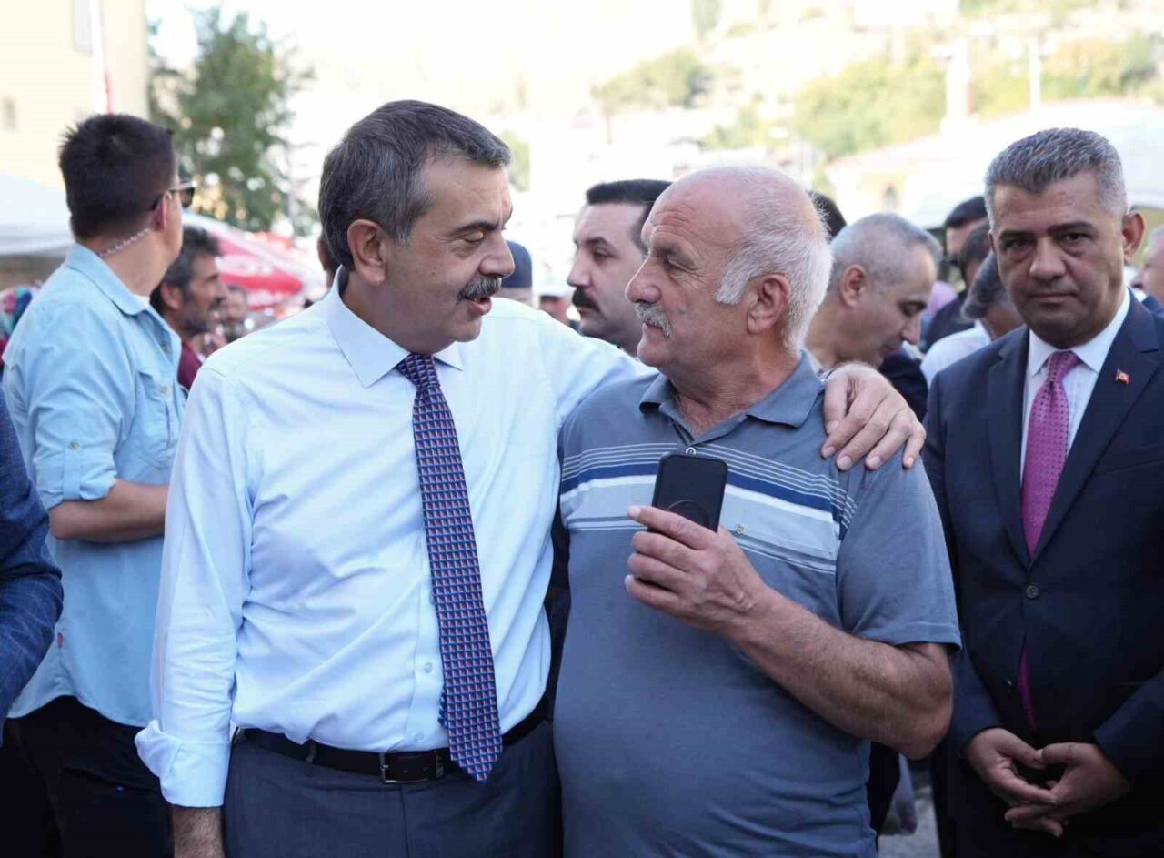 Milli Eğitim Bakanı Yusuf Tekin, memleketi Erzurum’un Uzundere ilçesinde vatandaşlarla