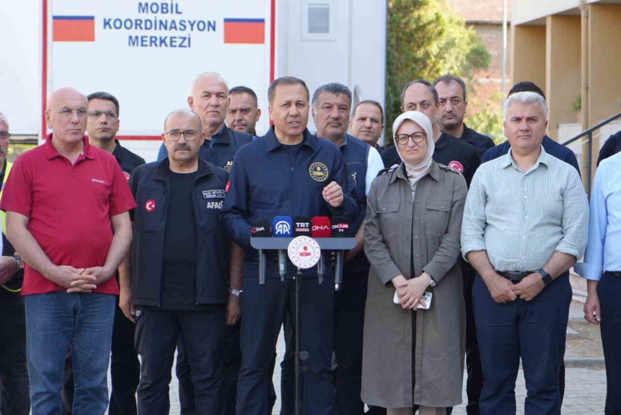İçişleri Bakanı Ali Yerlikaya, Balıkesir’de depremden etkilenen köylerde incelemelerde bulundu.