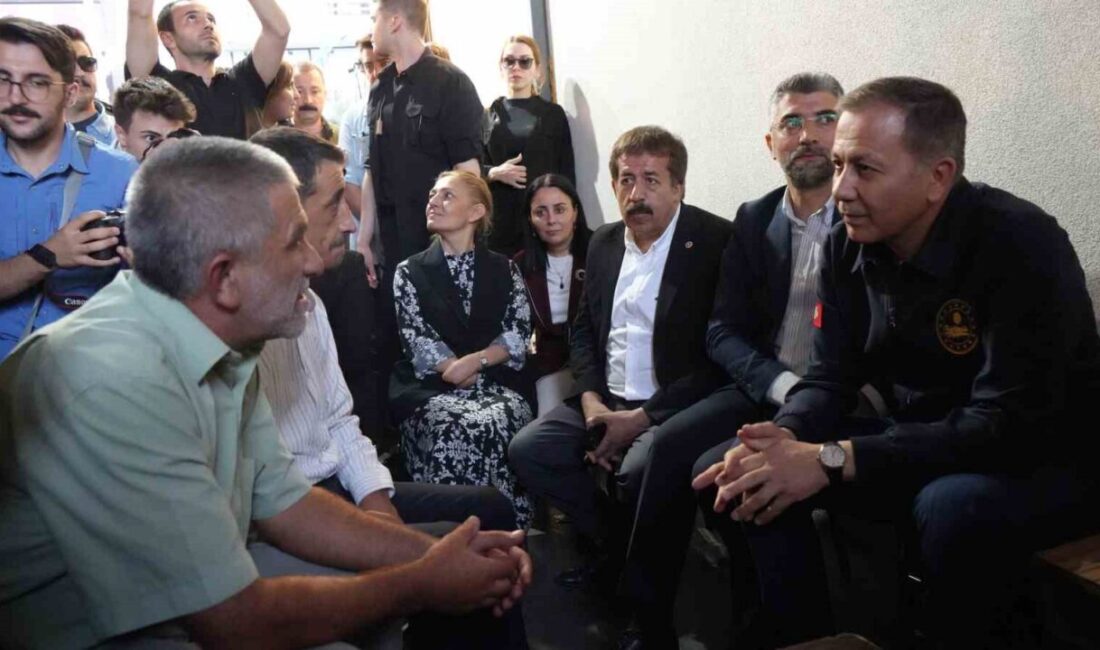 İçişleri Bakanı Ali Yerlikaya, Erzurum’da esnafı ziyaret ederek, vatandaşlarla bir