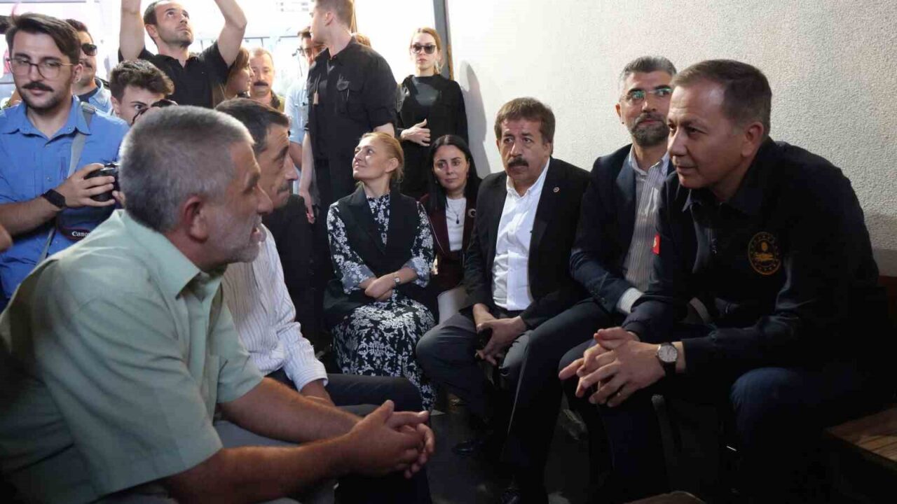 İçişleri Bakanı Ali Yerlikaya, Erzurum’da esnafı ziyaret ederek, vatandaşlarla bir