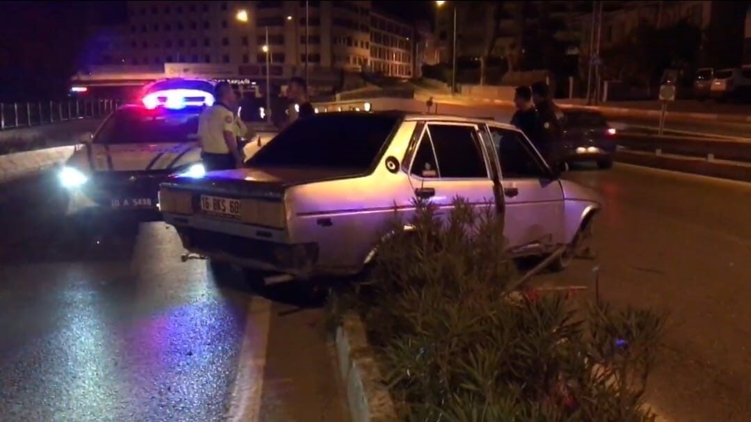 Balıkesir’de gece saatlerinde alkollü ve ehliyetsiz sürücü kaza yaptı. Gece