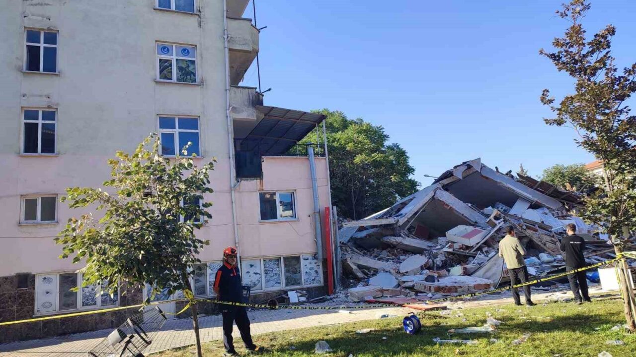 Bursa Büyükşehir Belediyesi, Balıkesir’in Sındırgı ilçesinde meydana gelen 6.1 büyüklüğündeki