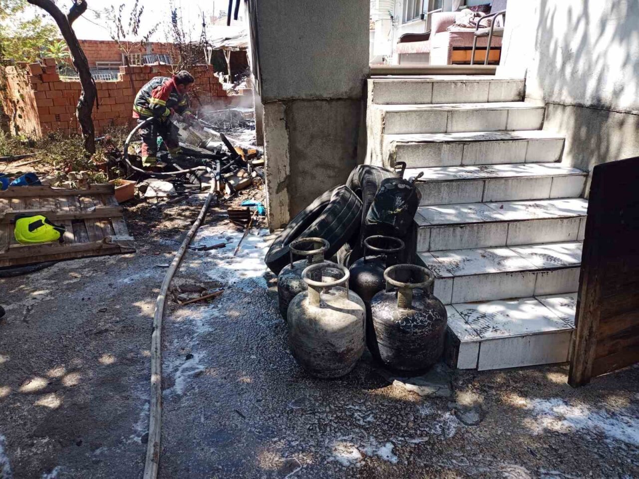 Balıkesir’de çıkan yangında bir binanın bodrum katı kullanılamaz hale geldi.