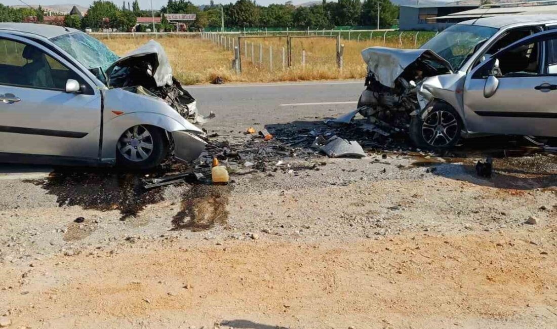 Balıkesir’in Altıeylül ilçesine bağlı Karamanköy mevkiinde 2 araç kafa kafaya