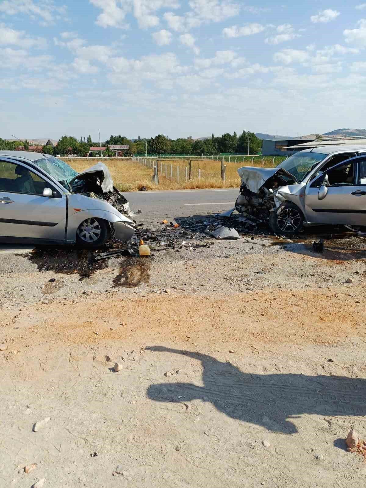 Balıkesir’in Altıeylül ilçesine bağlı Karamanköy mevkiinde 2 araç kafa kafaya
