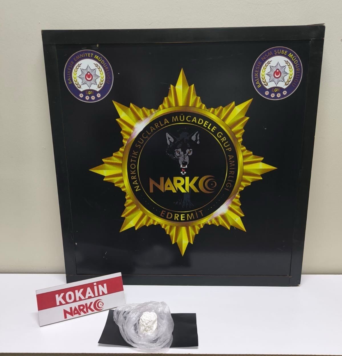 Balıkesir’de polis ekiplerinin gerçekleştirdiği operasyonlarda Ayvalık’ta gümrük kaçağı tütün ve