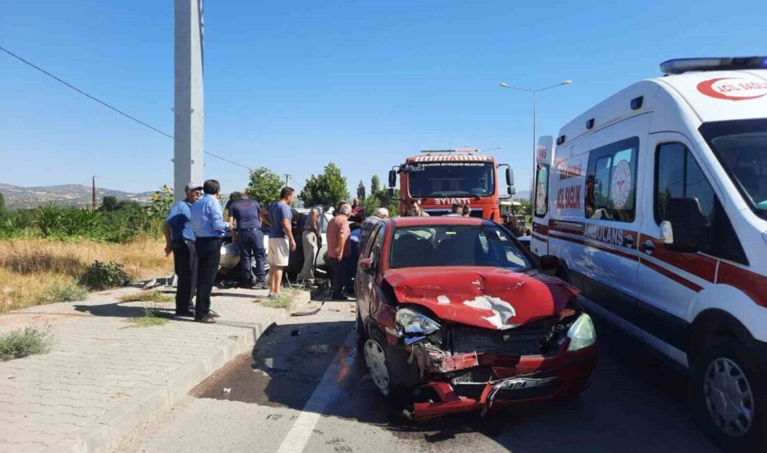Balıkesir’den Sındırgı ilçesine giden otomobile arkadan gelen bir otomobil çarptı.