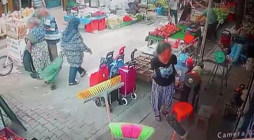 Balıkesir’in Edremit ilçesinde pazar arabasının çalınma anı güvenlik kameralarına yansıdı.