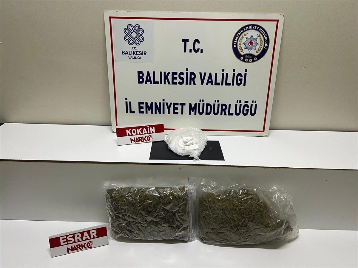 Balıkesir’in Edremit ilçesinde düzenlenen uyuşturucu operasyonlarında gözaltına alınan 4 kişiden