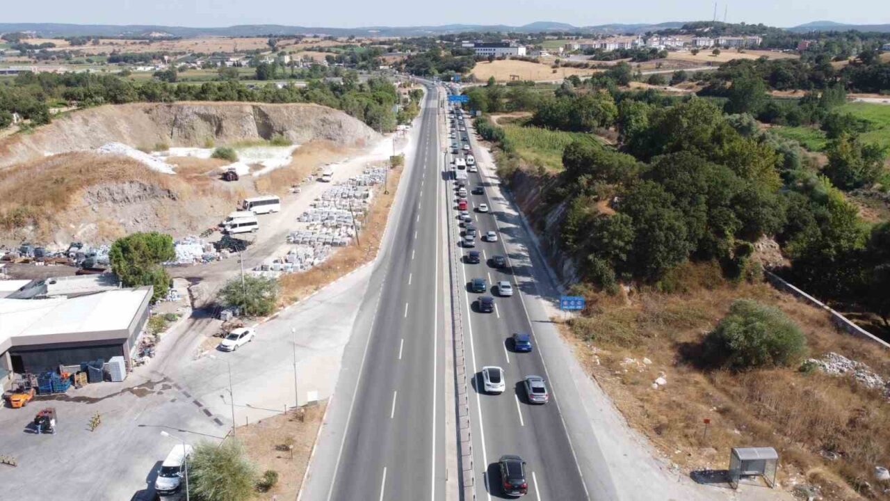 Yaz ayının son günü Edremit Körfezi’nden dönüşe geçen tatilciler, karayollarında