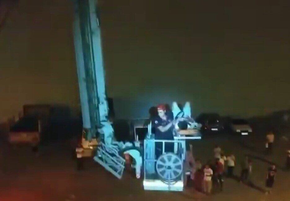 Kahramanmaraş’ta bir çocuk, çıktığı evin balkonundan düşerek bitişikteki iş yerinin