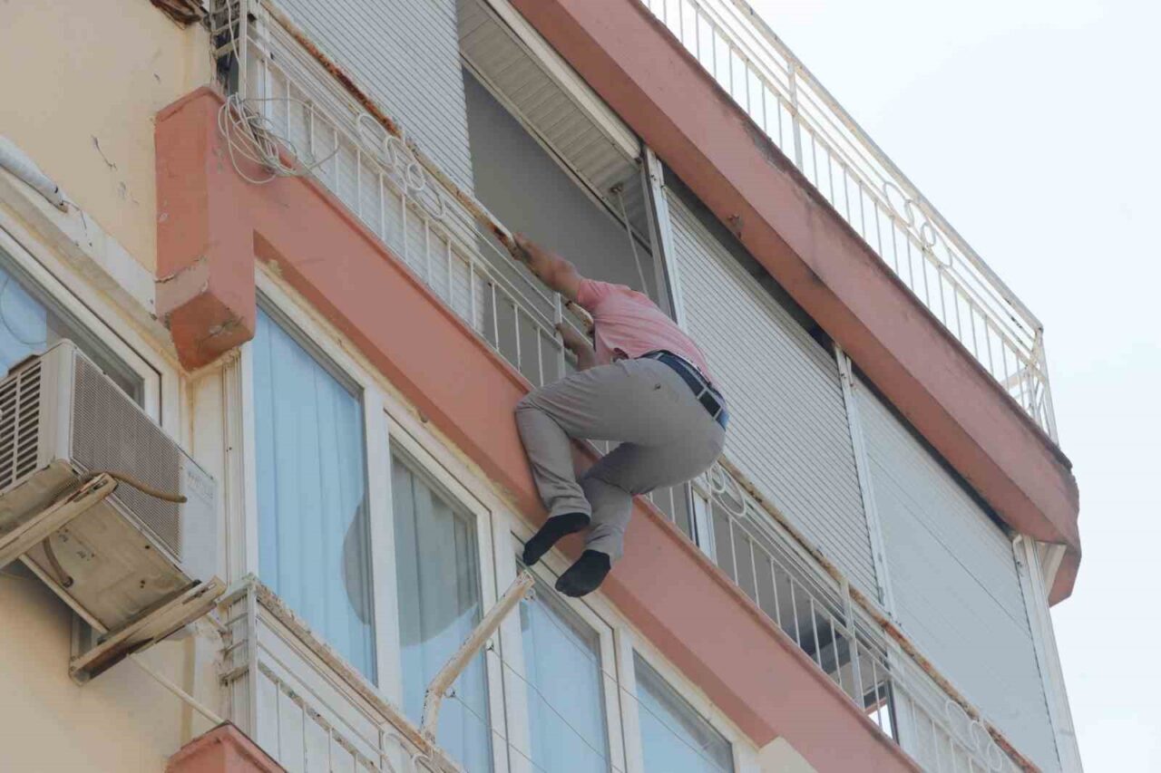 Antalya’da boşanma aşamasındaki eşi ile çıkan tartışma sonrası balkonun demir