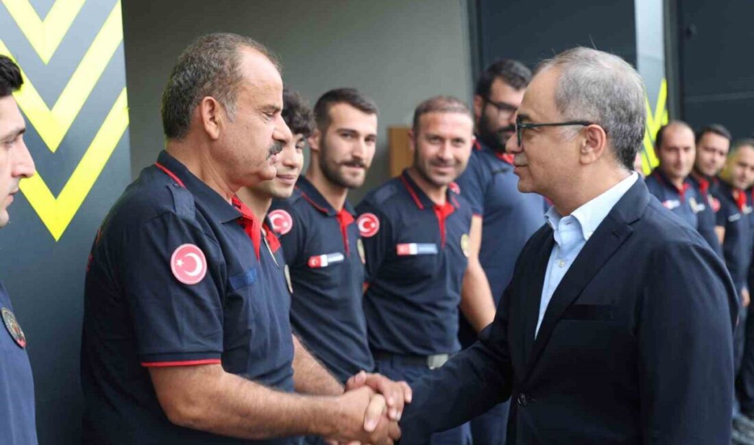 Kocaeli Büyükşehir Belediyesi Genel Sekreteri Dr. Hayri Baraçlı, itfaiye personeli