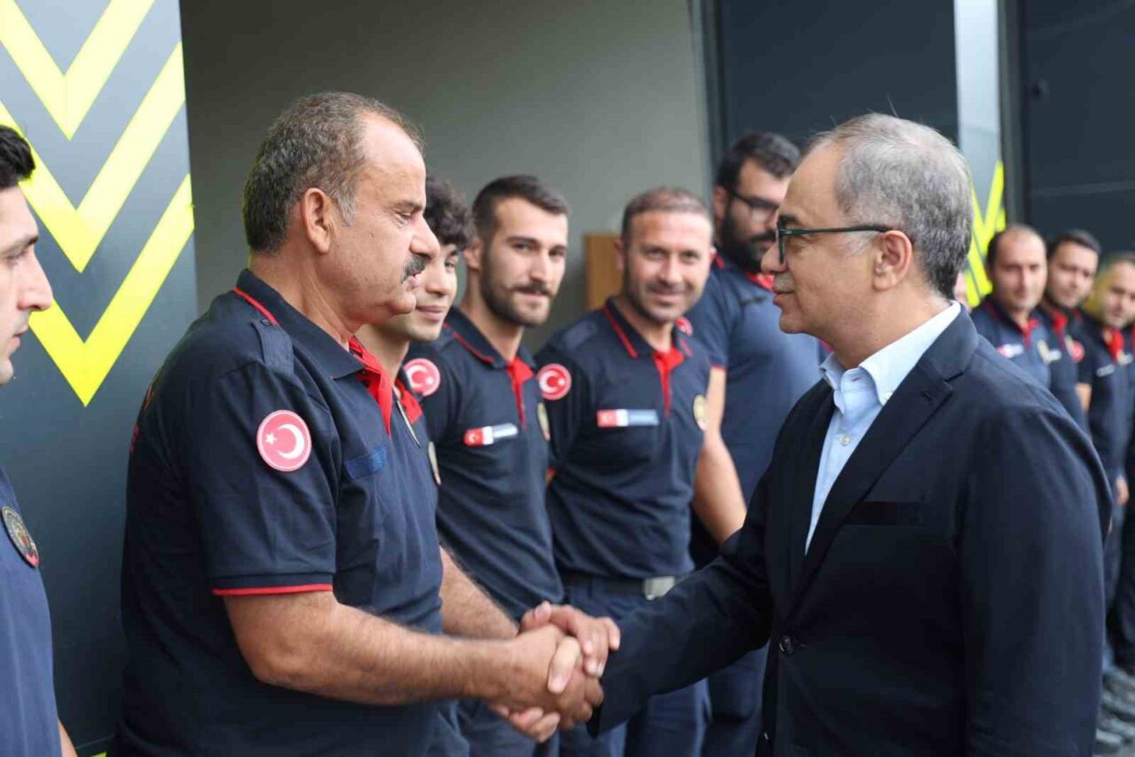 Kocaeli Büyükşehir Belediyesi Genel Sekreteri Dr. Hayri Baraçlı, itfaiye personeli