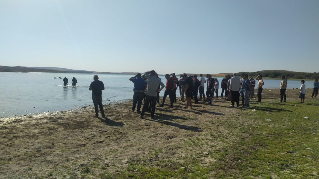 Şanlıurfa’nın Bozova ilçesinde girdikleri Atatürk Baraj Gölü’nde boğulma tehlikesi geçiren