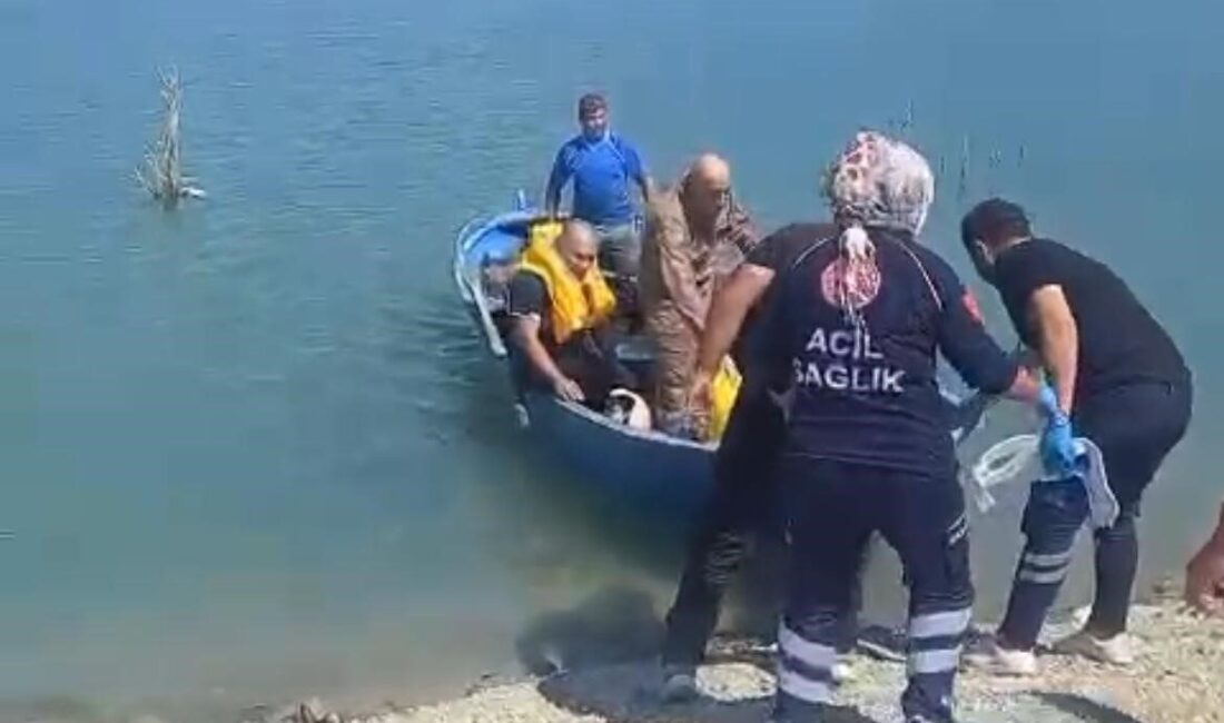 Burdur’un Karacaören Barajı’nda su almak için manevra yapan bir eğitim