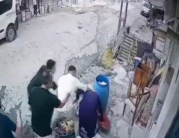 Başakşehir’de dükkanlarının önüne bidon bırakılmasına kızan baba ve oğlu, yaşlı