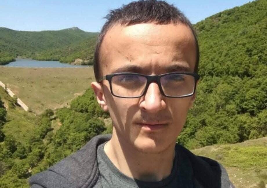 Bursa’nın Yenişehir ilçesinde 23 yaşındaki bir genç, başı çekyatın altına