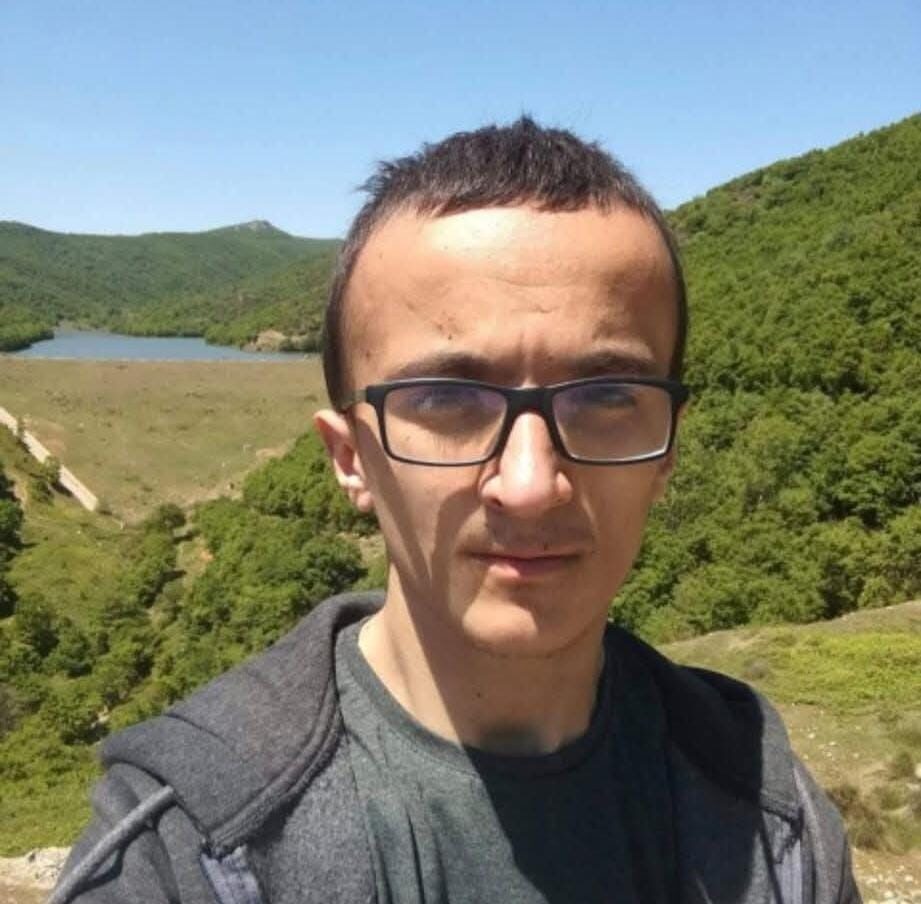 Bursa’nın Yenişehir ilçesinde 23 yaşındaki bir genç, başı çekyatın altına