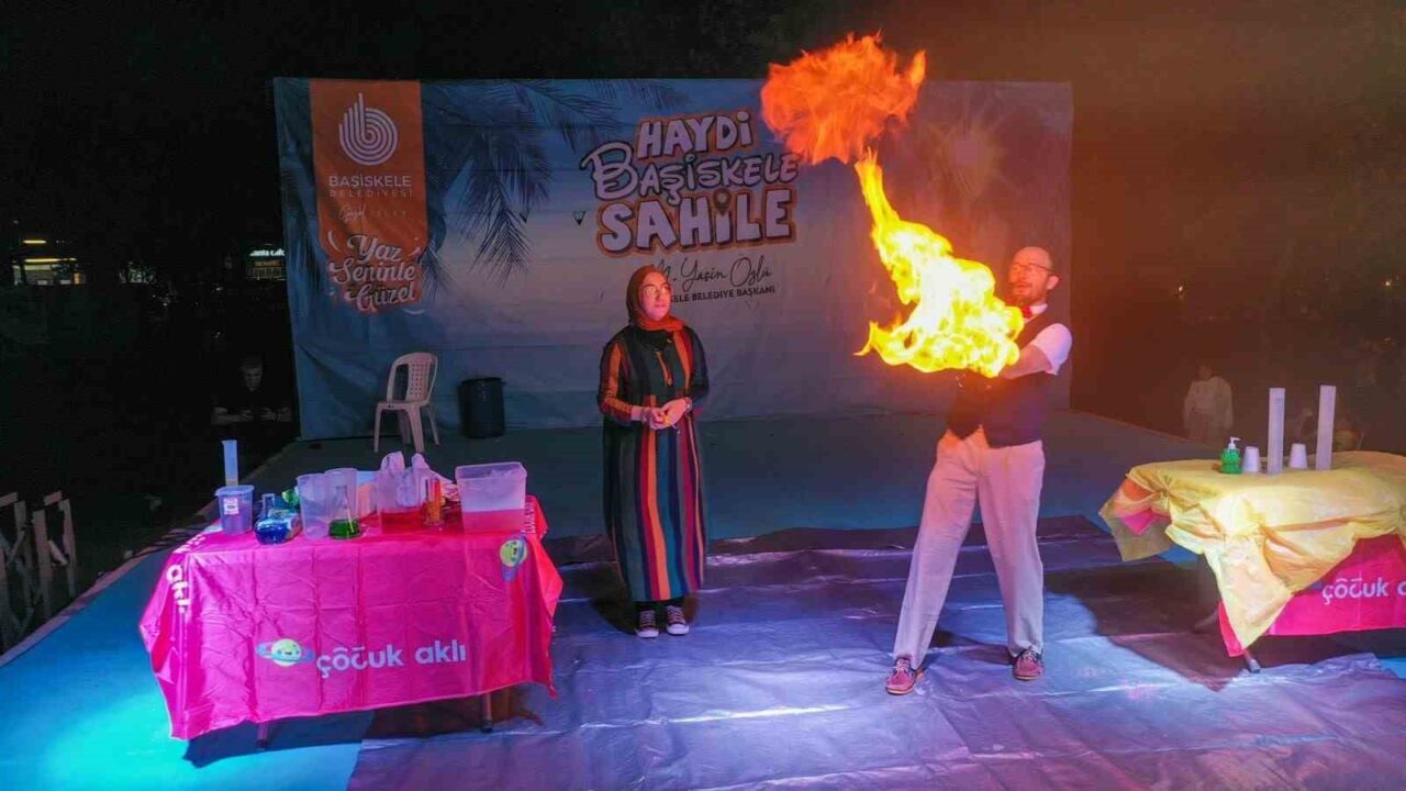 Başiskele’de düzenlenen çocuk etkinliğinde minikler gönüllerince eğlenirken, sahne gösterileri ve