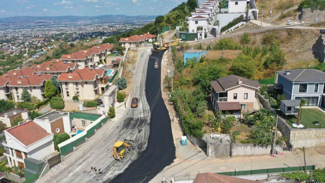 Başiskele’deki Fatih Mahallesi’nde parke yol, Yeşilkent Mahallesi’nde ise asfalt serim