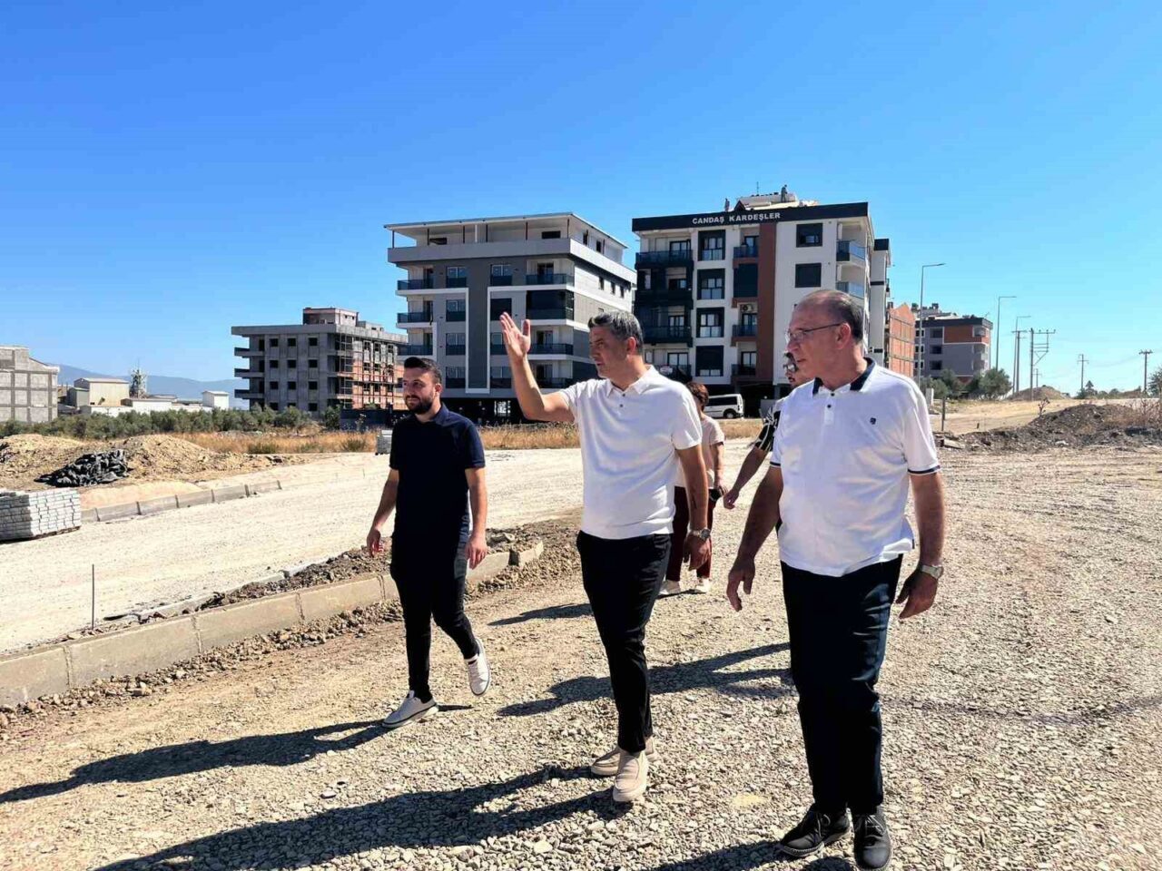 Turgutlu Belediye Başkanı Çetin Akın, Ergenekon Mahallesinde yürütülen yol yapım