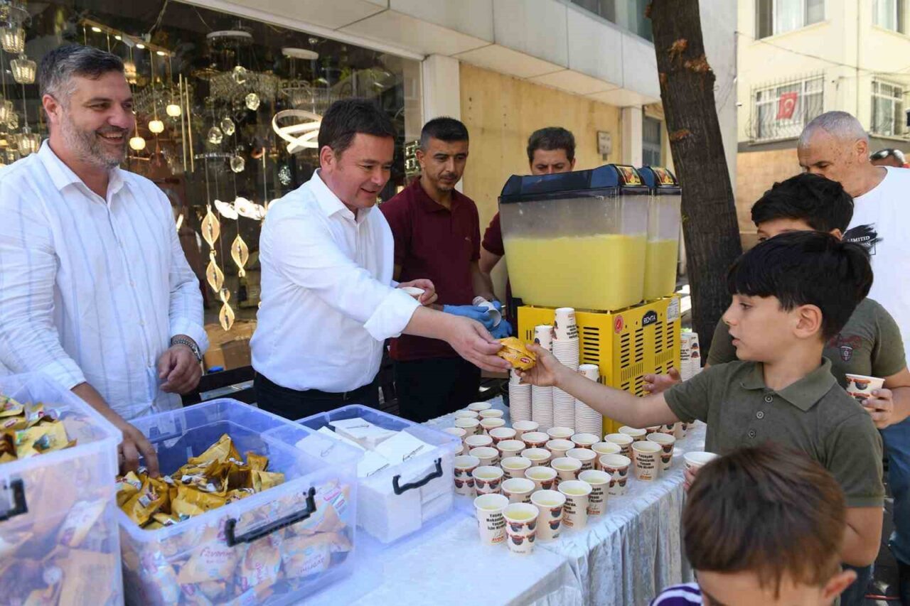 Osmangazi Belediye Başkanı Erkan Aydın, cuma namazı sonrası, mahalle ziyaretlerini