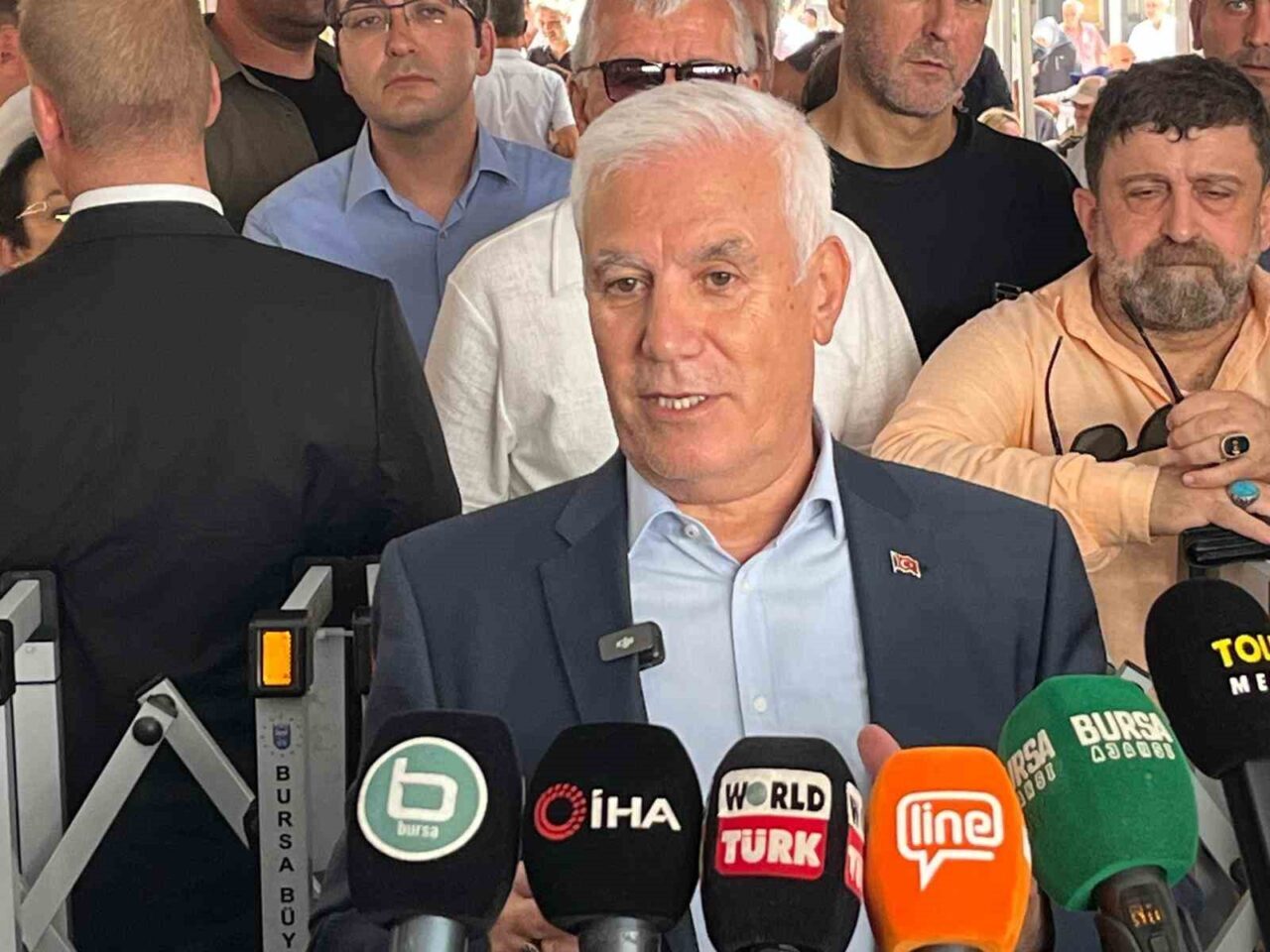 Bursa Büyükşehir Belediye Başkanı Mustafa Bozbey, partisinden istifa haberlerini yalanlayarak,