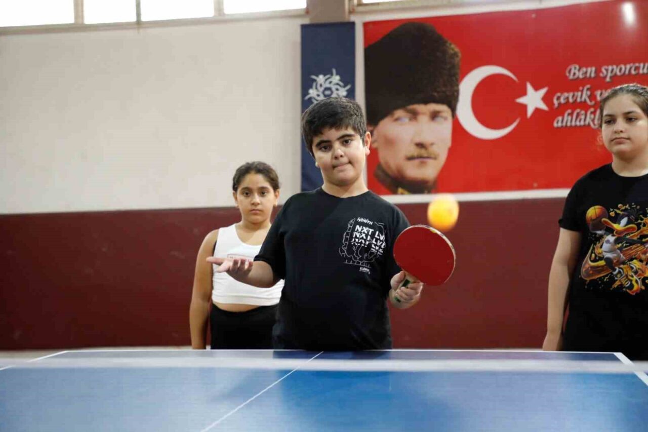 Aydın Büyükşehir Belediyesi’nin yaz kursları kapsamında düzenlenen masa tenisi eğitimleri,