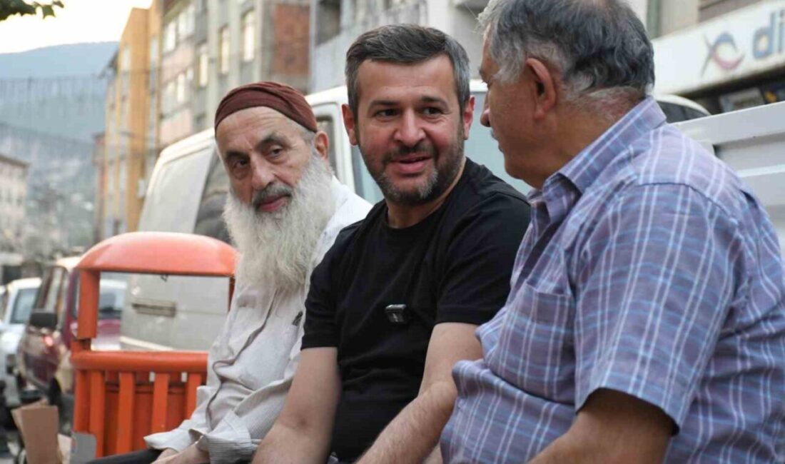 Karabük Belediye Başkanı Özkan Çetinkaya, Ankara Caddesi’nde esnaf ve vatandaşlarla