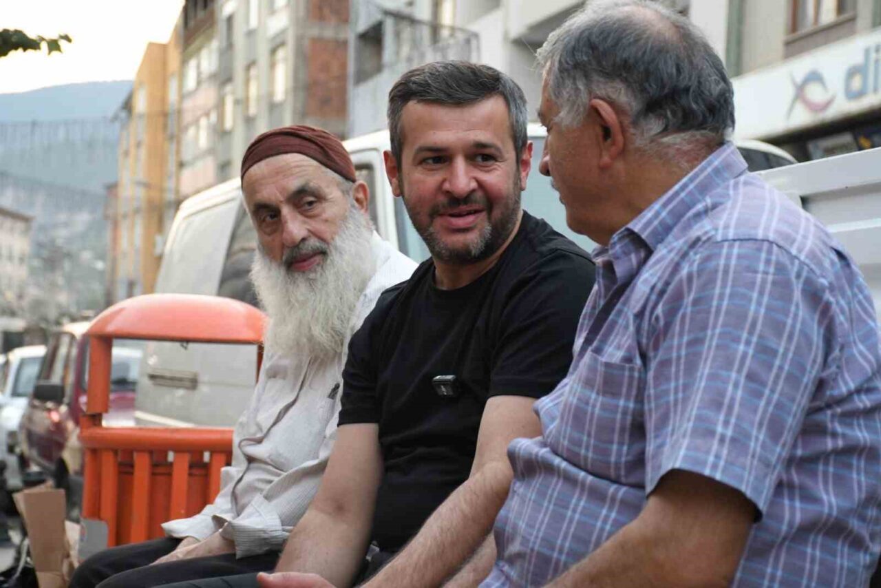 Karabük Belediye Başkanı Özkan Çetinkaya, Ankara Caddesi’nde esnaf ve vatandaşlarla