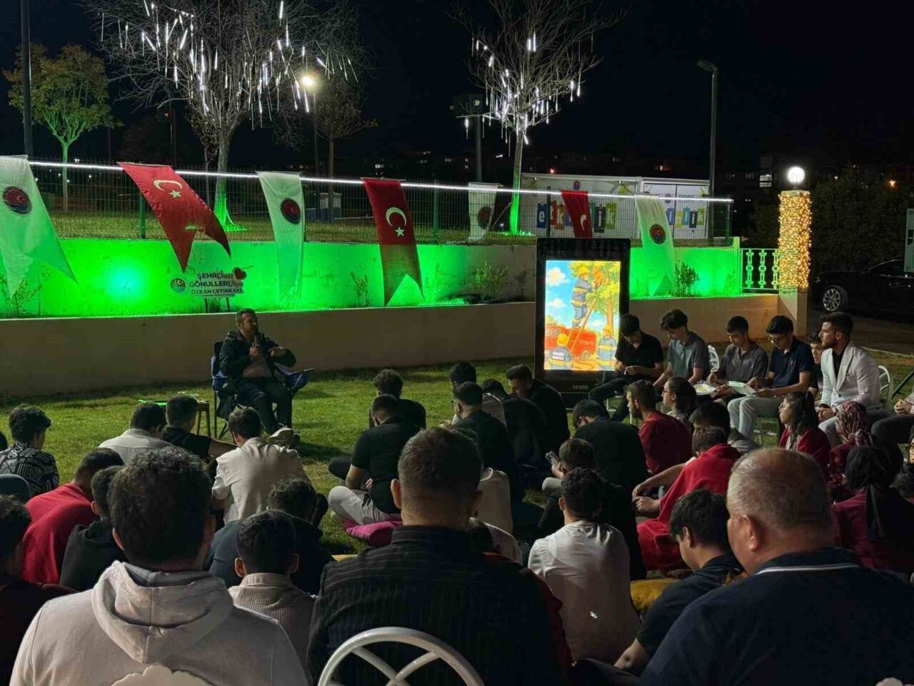 Karabük Belediye Başkanı Özkan Çetinkaya, gençlerle bir araya gelerek sorularını