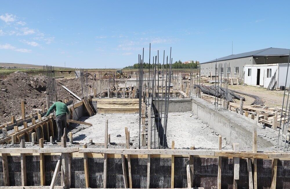 Ardahan Belediye Başkanı Faruk Demir, şehirlerarası otobüs terminaline bitişik olarak