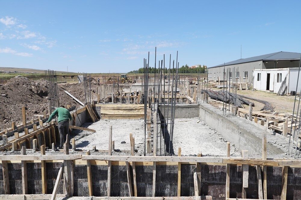 Ardahan Belediye Başkanı Faruk Demir, şehirlerarası otobüs terminaline bitişik olarak