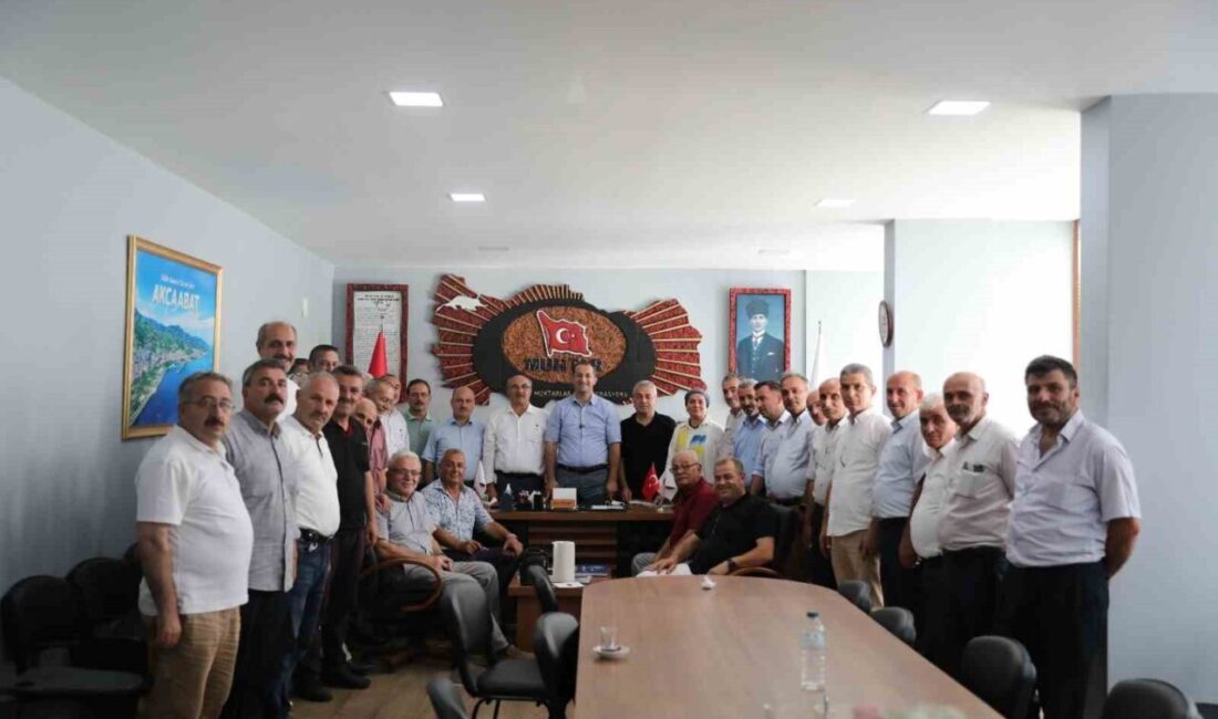 Trabzon’un Akçaabat Belediye Başkanı Osman Nuri Ekim, Akçaabat Muhtarlar Derneği’nde