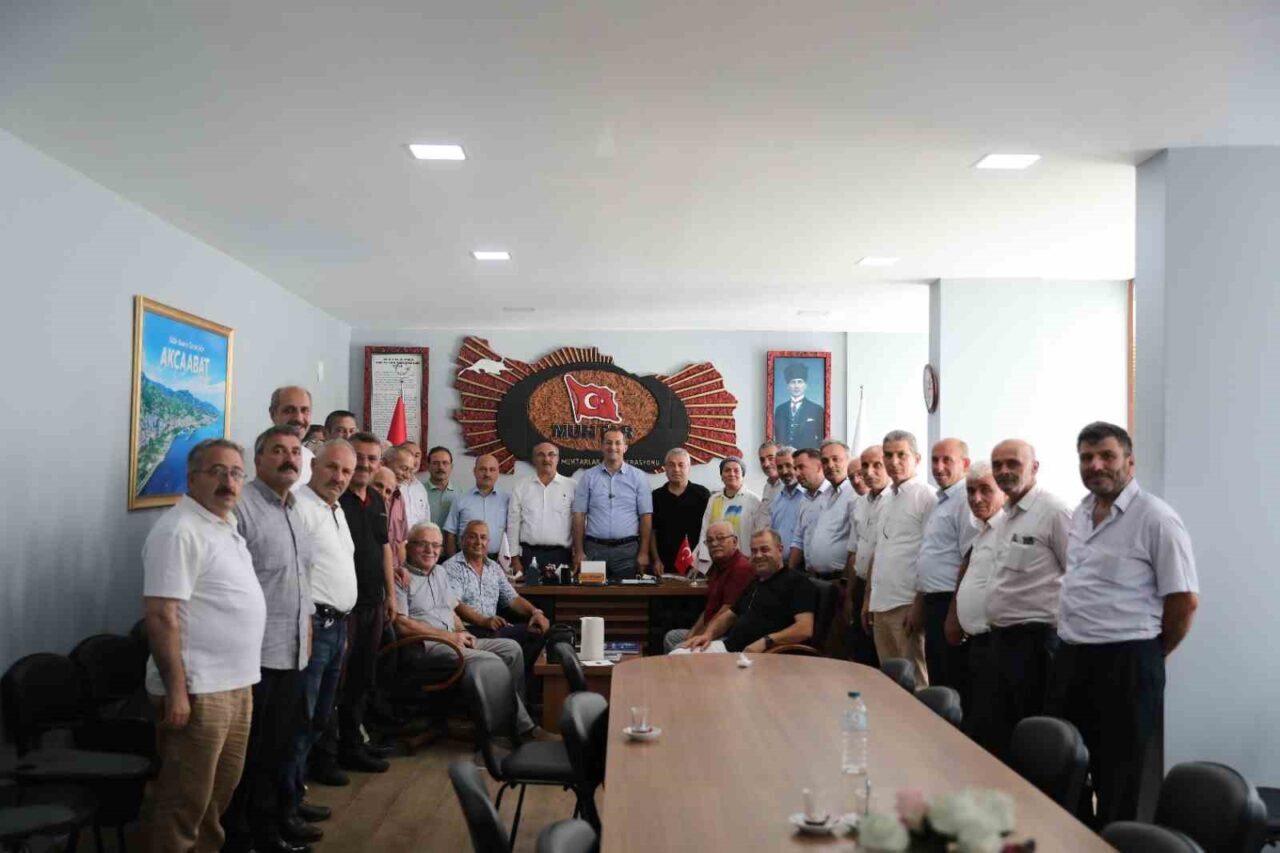 Trabzon’un Akçaabat Belediye Başkanı Osman Nuri Ekim, Akçaabat Muhtarlar Derneği’nde