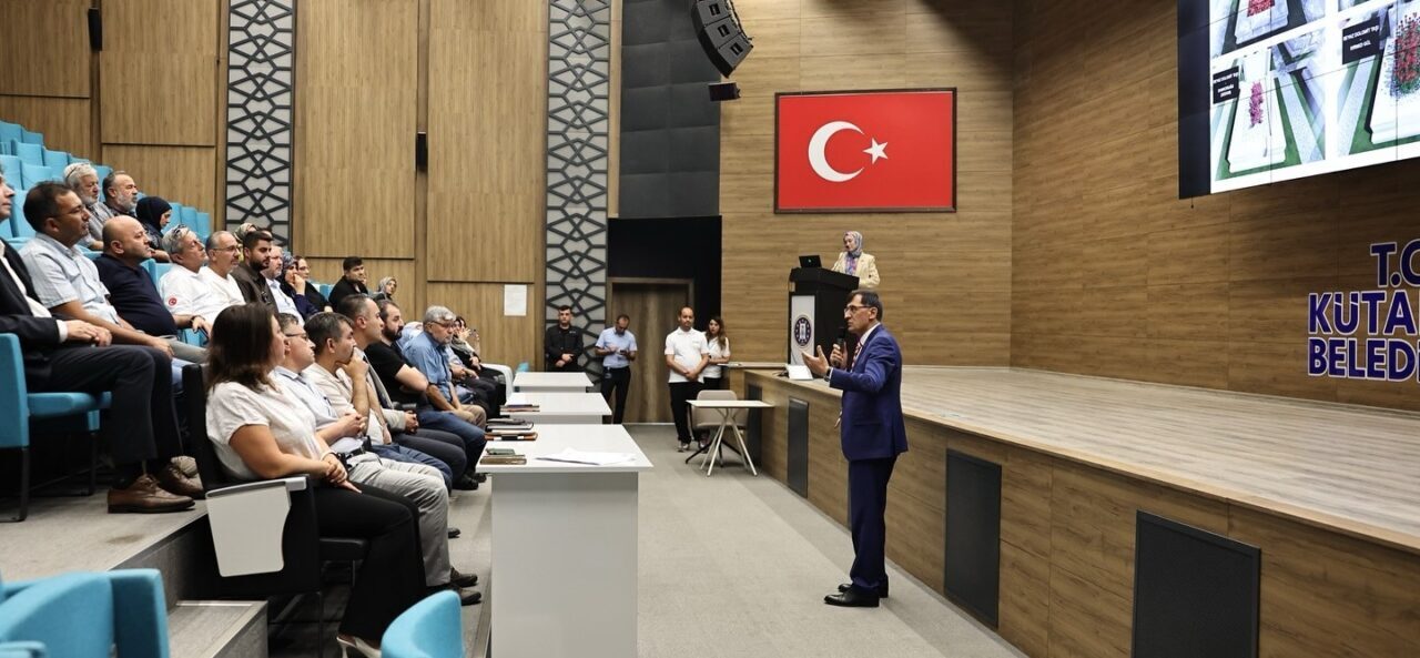 Kütahya Belediye Başkanı Eyüp Kahveci, şehirdeki şehitliklerin peyzaj, restorasyon, bakım