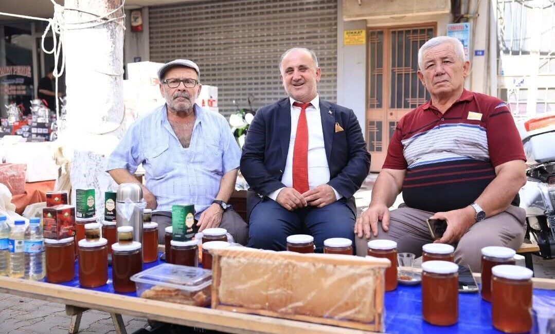 İncirliova Belediye Başkanı Aytekin Kaya, Cuma Pazarı ziyaretinde esnaf ve