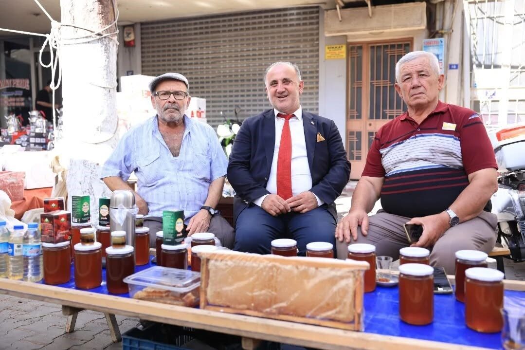 İncirliova Belediye Başkanı Aytekin Kaya, Cuma Pazarı ziyaretinde esnaf ve